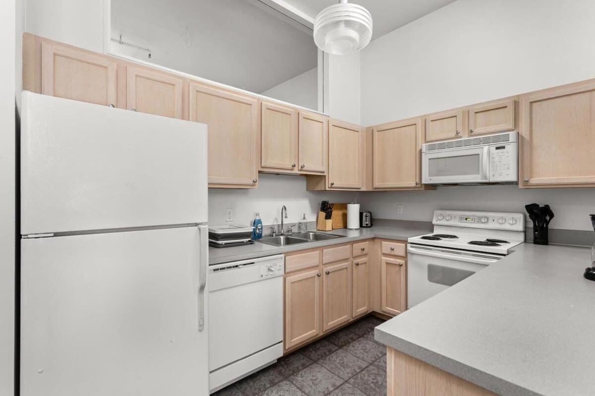 Modern Downtown Apartment 2Br 2Ba By Cozysuites إنديانابوليس المظهر الخارجي الصورة